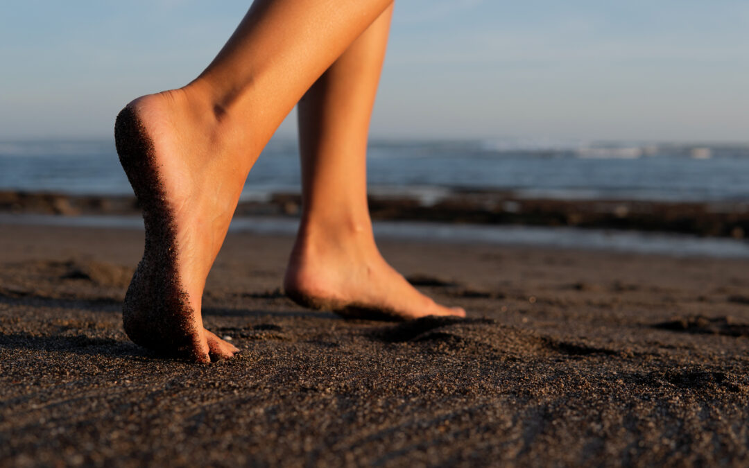 ¿Es beneficioso andar descalzo en verano?