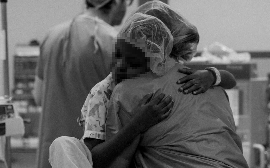 María, la niña beneficiaria de los fondos solidarios ‘Idaira’, continúa recuperándose la operación de su pie equino varo