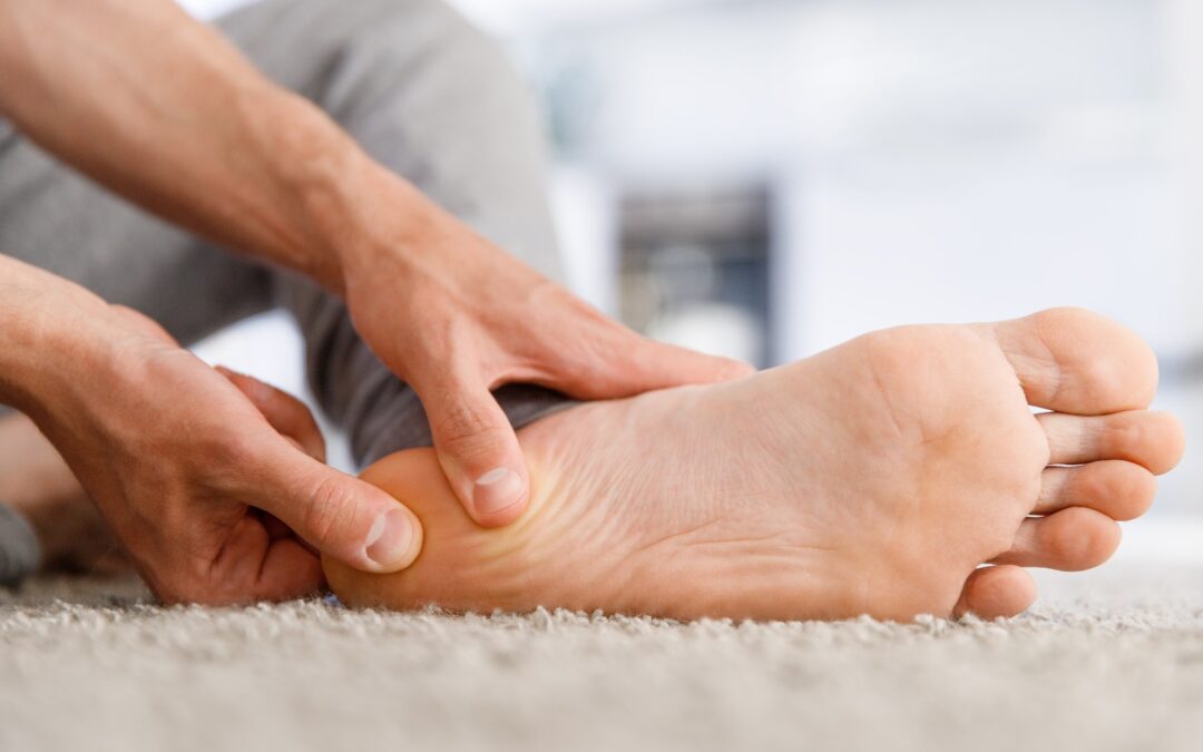 ¿Cuáles son las causas, síntomas y tratamientos de la fascitis plantar?