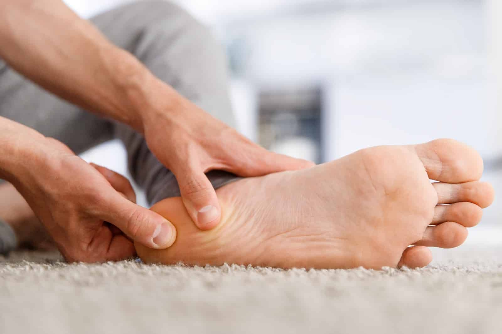 ¿Cuáles son las causas, síntomas y tratamientos de la fascitis plantar?